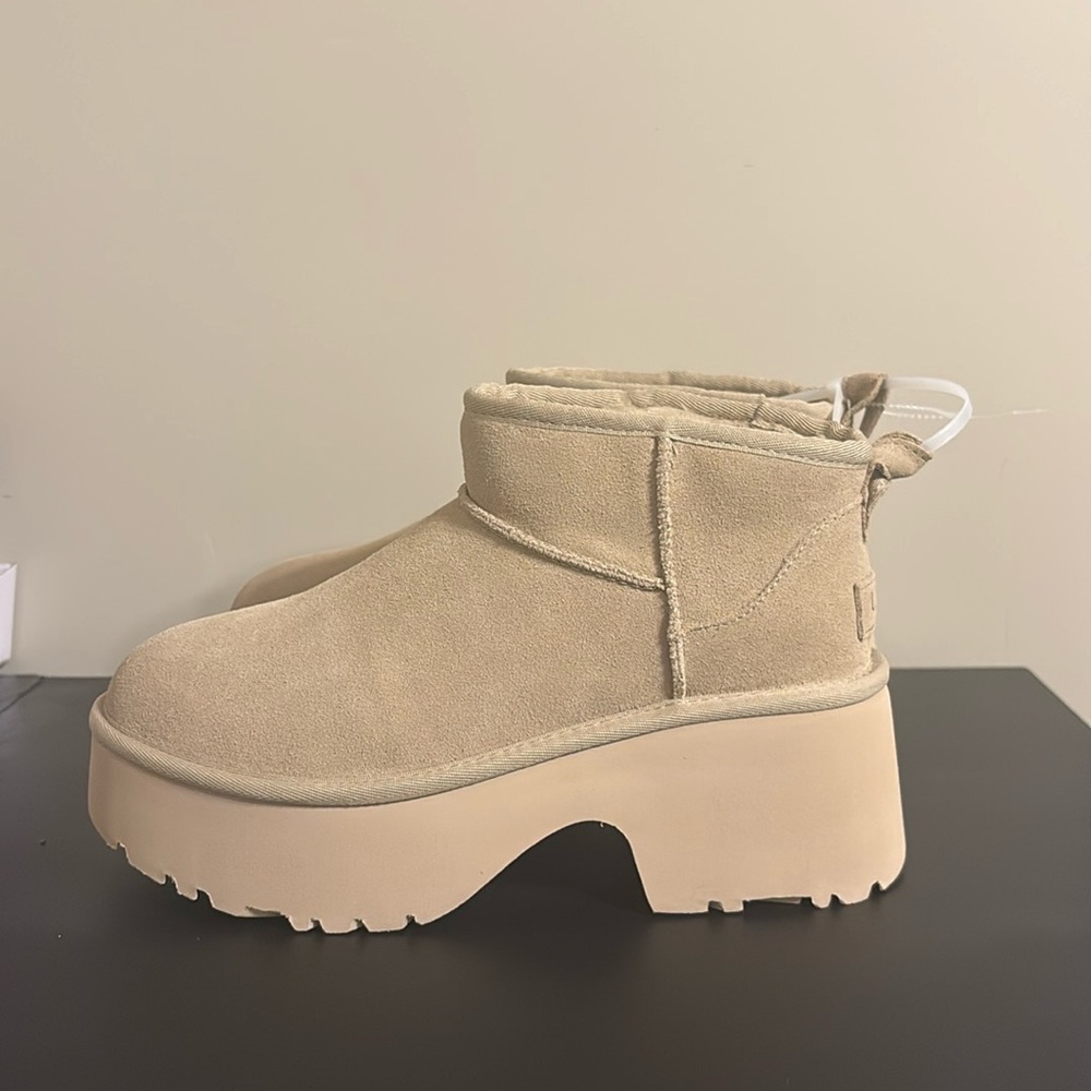 UGG Platform Miniboot Size 9 New